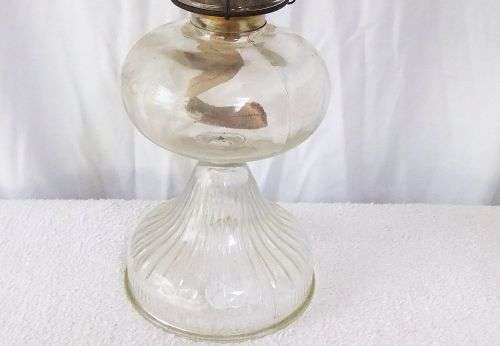 A BEAUTIFUL OLD / ANTIQUE GLASS OIL LAMP MADE BY P & A MNF CO CONNECTICUT U.S.A
