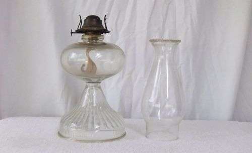 A BEAUTIFUL OLD / ANTIQUE GLASS OIL LAMP MADE BY P & A MNF CO CONNECTICUT U.S.A