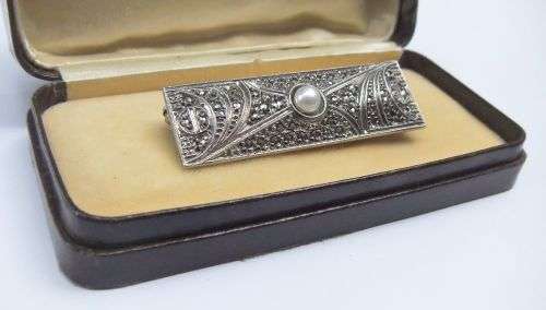 A GORGEOUS VINTAGE SOLID 935 SILVER BROOCH SET WITH MARCASITE AND A GENUINE PEARL !! PLUS BOX !!