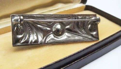 A GORGEOUS VINTAGE SOLID 935 SILVER BROOCH SET WITH MARCASITE AND A GENUINE PEARL !! PLUS BOX !!