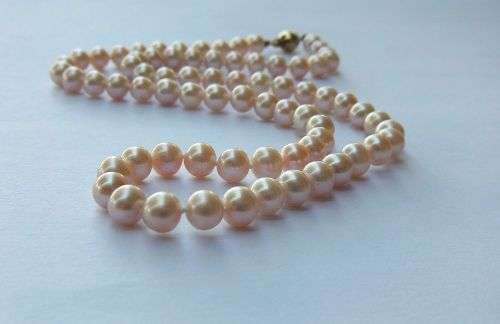 WOW !! A BEAUTIFUL GENUINE PEARL NECKLACE WITH A 9CT GOLD CLASP IN EXCELLENT CONDITION !!