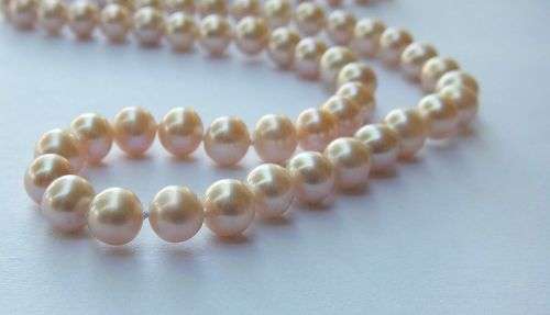 WOW !! A BEAUTIFUL GENUINE PEARL NECKLACE WITH A 9CT GOLD CLASP IN EXCELLENT CONDITION !!