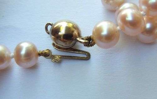 WOW !! A BEAUTIFUL GENUINE PEARL NECKLACE WITH A 9CT GOLD CLASP IN EXCELLENT CONDITION !!