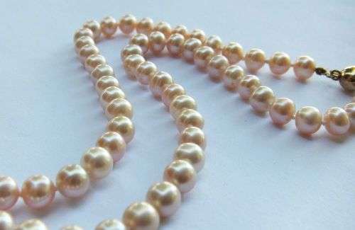 WOW !! A BEAUTIFUL GENUINE PEARL NECKLACE WITH A 9CT GOLD CLASP IN EXCELLENT CONDITION !!