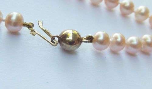 WOW !! A BEAUTIFUL GENUINE PEARL NECKLACE WITH A 9CT GOLD CLASP IN EXCELLENT CONDITION !!