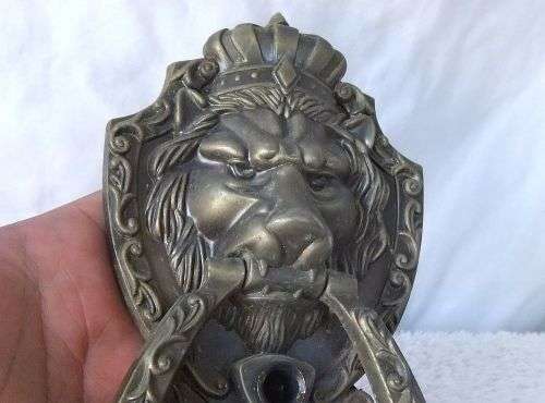 LOOK AT THIS !! A VERY COOL SOLID METAL LION KING THEME DOOR KNOCKER AS PER PICS !!