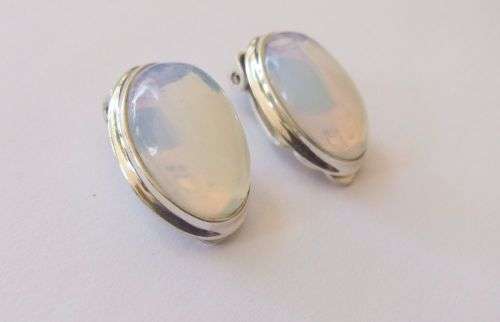 A STUNNING PAIR OF STERLING SILVER CLIP ON EARRINGS SET WITH CABOCHON CHALCEDONY GEMSTONES !! WOW !!