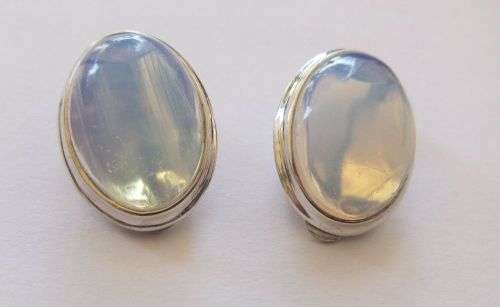 A STUNNING PAIR OF STERLING SILVER CLIP ON EARRINGS SET WITH CABOCHON CHALCEDONY GEMSTONES !! WOW !!