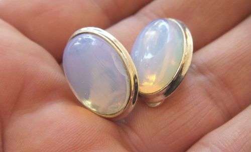 A STUNNING PAIR OF STERLING SILVER CLIP ON EARRINGS SET WITH CABOCHON CHALCEDONY GEMSTONES !! WOW !!