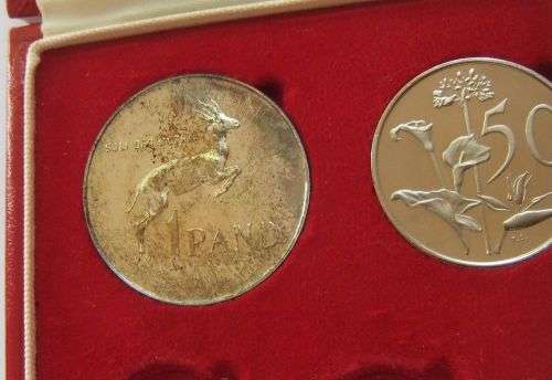 AN INCOMPLETE 1978 PROOF COIN SET BUT WITH THE SILVER R1 COIN - ALL PROOF - UNCIRCULATED