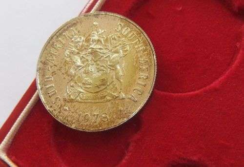 AN INCOMPLETE 1978 PROOF COIN SET BUT WITH THE SILVER R1 COIN - ALL PROOF - UNCIRCULATED