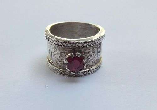 AN EXCELLENT QUALITY WIDE SOLID STERLING SILVER RING SET WITH A FACETED RED STONE !! VINTAGE LOOK !!