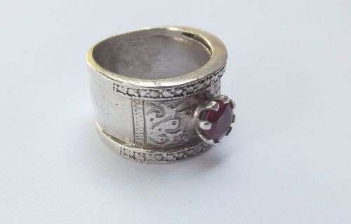 AN EXCELLENT QUALITY WIDE SOLID STERLING SILVER RING SET WITH A FACETED RED STONE !! VINTAGE LOOK !!