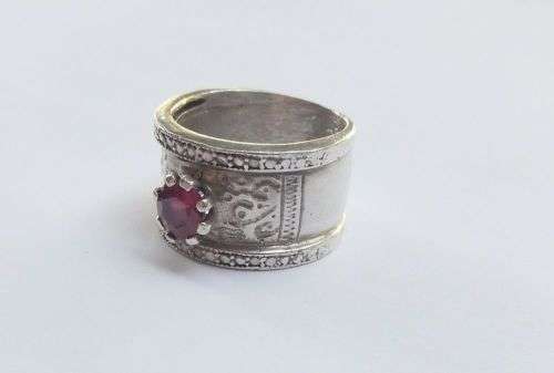 AN EXCELLENT QUALITY WIDE SOLID STERLING SILVER RING SET WITH A FACETED RED STONE !! VINTAGE LOOK !!