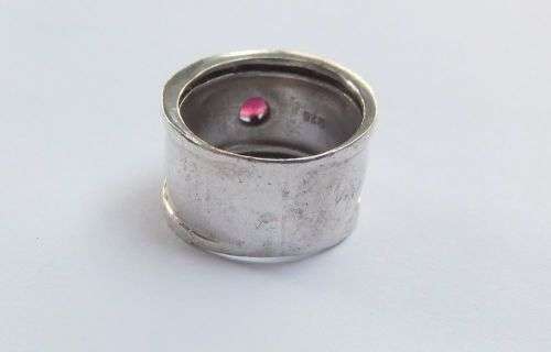 AN EXCELLENT QUALITY WIDE SOLID STERLING SILVER RING SET WITH A FACETED RED STONE !! VINTAGE LOOK !!