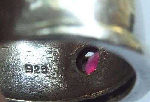 AN EXCELLENT QUALITY WIDE SOLID STERLING SILVER RING SET WITH A FACETED RED STONE !! VINTAGE LOOK !!