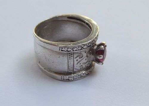 AN EXCELLENT QUALITY WIDE SOLID STERLING SILVER RING SET WITH A FACETED RED STONE !! VINTAGE LOOK !!