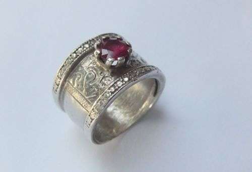 AN EXCELLENT QUALITY WIDE SOLID STERLING SILVER RING SET WITH A FACETED RED STONE !! VINTAGE LOOK !!