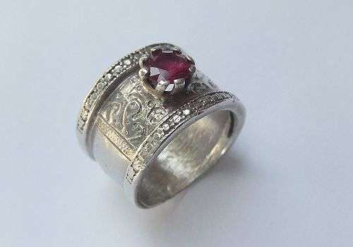 AN EXCELLENT QUALITY WIDE SOLID STERLING SILVER RING SET WITH A FACETED RED STONE !! VINTAGE LOOK !!