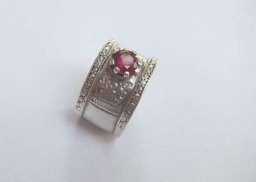 AN EXCELLENT QUALITY WIDE SOLID STERLING SILVER RING SET WITH A FACETED RED STONE !! VINTAGE LOOK !!