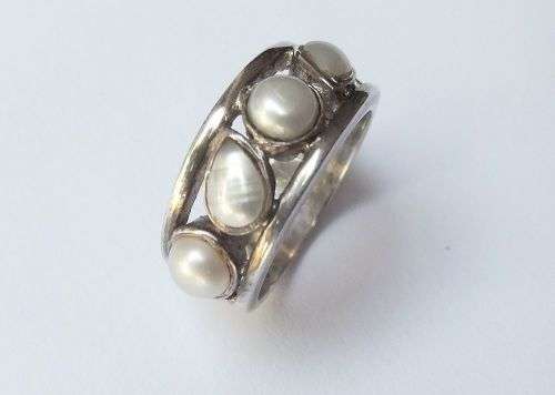 MUST HAVE !! A HIGH CLASS SUPER QUALITY SOLID STERLING SILVER RING SET WITH GENUINE PEARLS !!