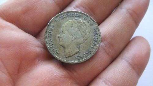 HAPPY 100TH BIRTHDAY !! AN ANTIQUE 90% SILVER NETHERLANDS 1923 ONE GUILDEN COIN IN GOOD CONDITION