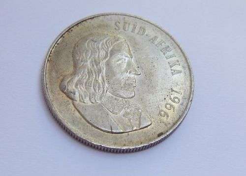 AN AWESOME VINTAGE SOLID SILVER 1966 SOUTH AFRICAN R1 COIN IN WELL PRESERVED CONDITION !! LOVE IT !!