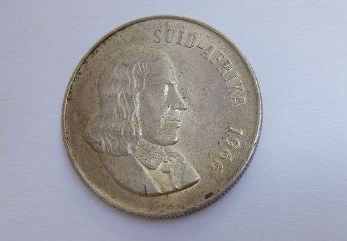 AN AWESOME VINTAGE SOLID SILVER 1966 SOUTH AFRICAN R1 COIN IN WELL PRESERVED CONDITION !! LOVE IT !!