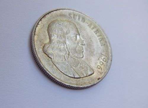 AN AWESOME VINTAGE SOLID SILVER 1966 SOUTH AFRICAN R1 COIN IN WELL PRESERVED CONDITION !! LOVE IT !!