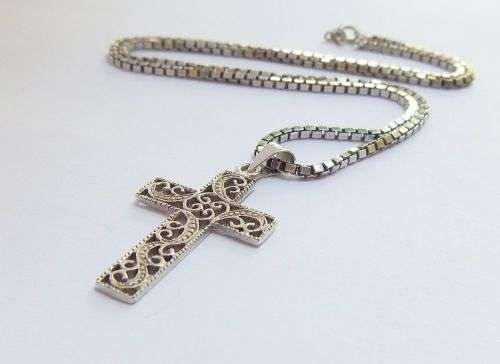 A VINTAGE STERLING SILVER SQUARE LINK NECKLACE WITH A DETAILED SOLID STERLING SILVER CROSS PENDANT