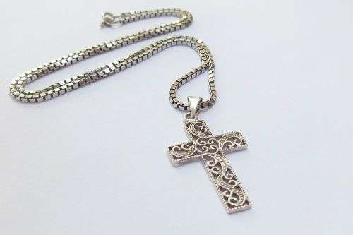 A VINTAGE STERLING SILVER SQUARE LINK NECKLACE WITH A DETAILED SOLID STERLING SILVER CROSS PENDANT
