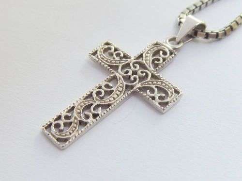 A VINTAGE STERLING SILVER SQUARE LINK NECKLACE WITH A DETAILED SOLID STERLING SILVER CROSS PENDANT