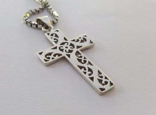 A VINTAGE STERLING SILVER SQUARE LINK NECKLACE WITH A DETAILED SOLID STERLING SILVER CROSS PENDANT