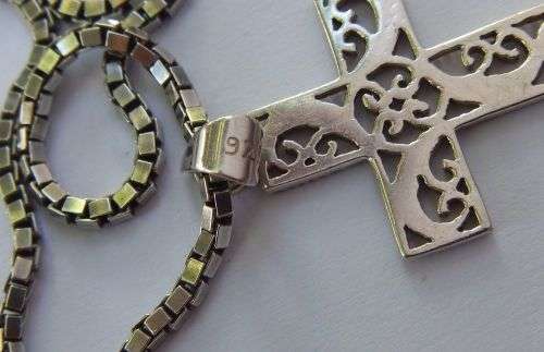 A VINTAGE STERLING SILVER SQUARE LINK NECKLACE WITH A DETAILED SOLID STERLING SILVER CROSS PENDANT