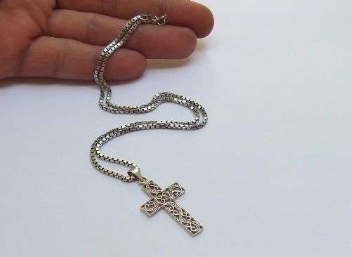 A VINTAGE STERLING SILVER SQUARE LINK NECKLACE WITH A DETAILED SOLID STERLING SILVER CROSS PENDANT