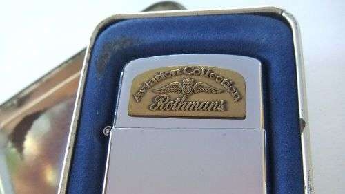 AS NEW BUT VINTAGE !! A ROTHMANS AVIATION COLLECTION WINDPROOF LIGHTER !! FREE COMBINING !!