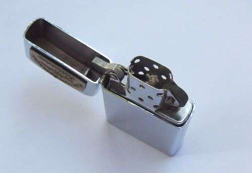 AS NEW BUT VINTAGE !! A ROTHMANS AVIATION COLLECTION WINDPROOF LIGHTER !! FREE COMBINING !!