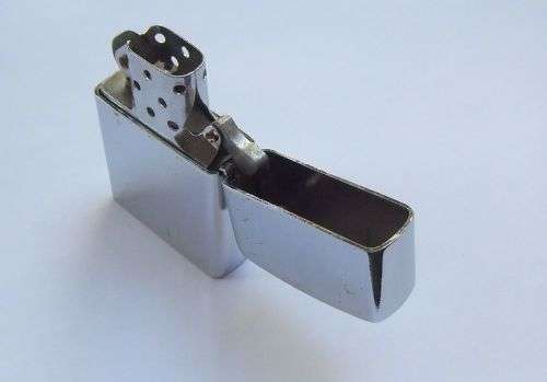 AS NEW BUT VINTAGE !! A ROTHMANS AVIATION COLLECTION WINDPROOF LIGHTER !! FREE COMBINING !!