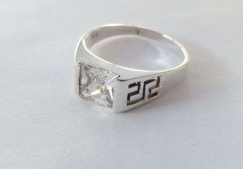 A SUPERB QUALITY SOLID STERLING SILVER RING SET WITH A BEAUTIFULLY FACETED STONE !! MUST SEE !!