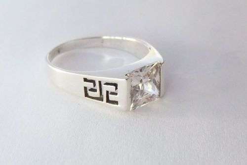 A SUPERB QUALITY SOLID STERLING SILVER RING SET WITH A BEAUTIFULLY FACETED STONE !! MUST SEE !!