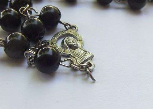 AN AWESOME VINTAGE GLASS BEAD ROSARY - FITS OVER YOUR HEAD - EXCELLENT CONDITION - FREE COMBINING !!