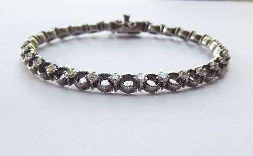 A CLASSY VINTAGE LOOK SOLID STERLING SILVER BRACELET WITH SAFETY CLASP AND FACETED STONES !! LOOK !!