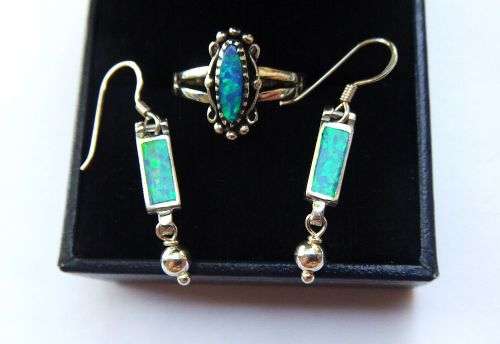 WOW !! A FABULOUS STERLING SILVER RING AND EARRINGS SET WITH OPAL LOOK INLAYS !! BID FOR ALL !!