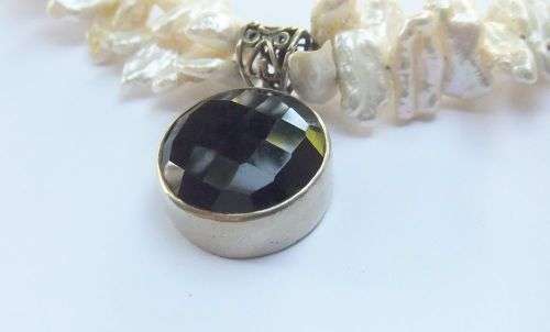 WOW !! AN EXQUISITE UNIQUE PEARL NECKLACE WITH GOLD PLATED STERLING SILVER PENDANT AND CLASP !!