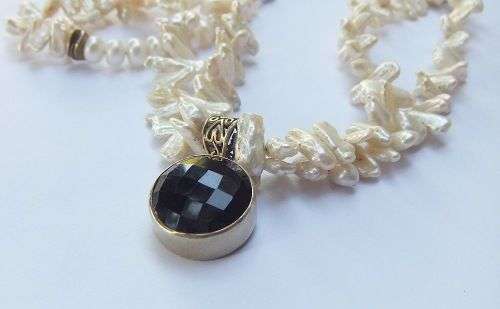 WOW !! AN EXQUISITE UNIQUE PEARL NECKLACE WITH GOLD PLATED STERLING SILVER PENDANT AND CLASP !!