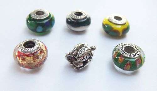 6 AWESOME ART GLASS ( MURANO ) AND STERLING SILVER PANDORA & OTHER DESIGNER CHARMS !! WOW FOR SURE !