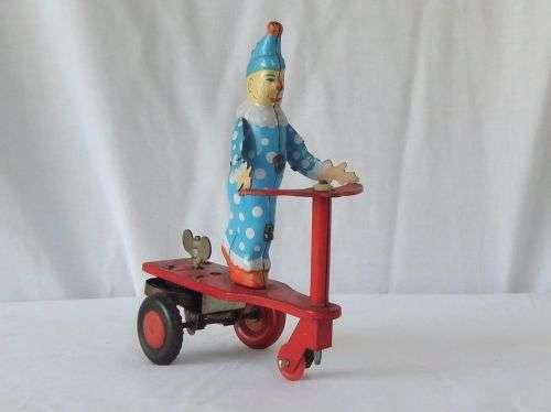 A TOTALLY COOL VINTAGE TIN PLATE CLOCKWORK SCOOTER CLOWN IN WORKING CONDITION !! WOW !!