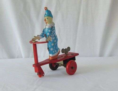 A TOTALLY COOL VINTAGE TIN PLATE CLOCKWORK SCOOTER CLOWN IN WORKING CONDITION !! WOW !!