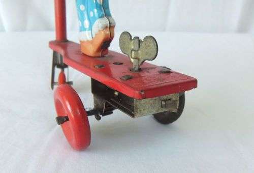 A TOTALLY COOL VINTAGE TIN PLATE CLOCKWORK SCOOTER CLOWN IN WORKING CONDITION !! WOW !!