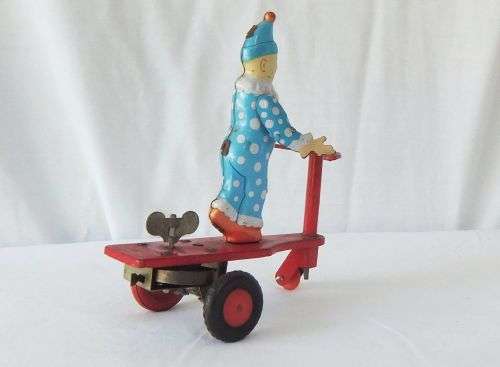 A TOTALLY COOL VINTAGE TIN PLATE CLOCKWORK SCOOTER CLOWN IN WORKING CONDITION !! WOW !!